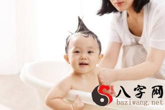 梦见自己洗澡旁边有人